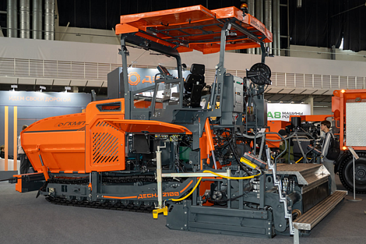 «Десна» представила обновлённый асфальтоукладчик и прицеп для ямочного ремонта